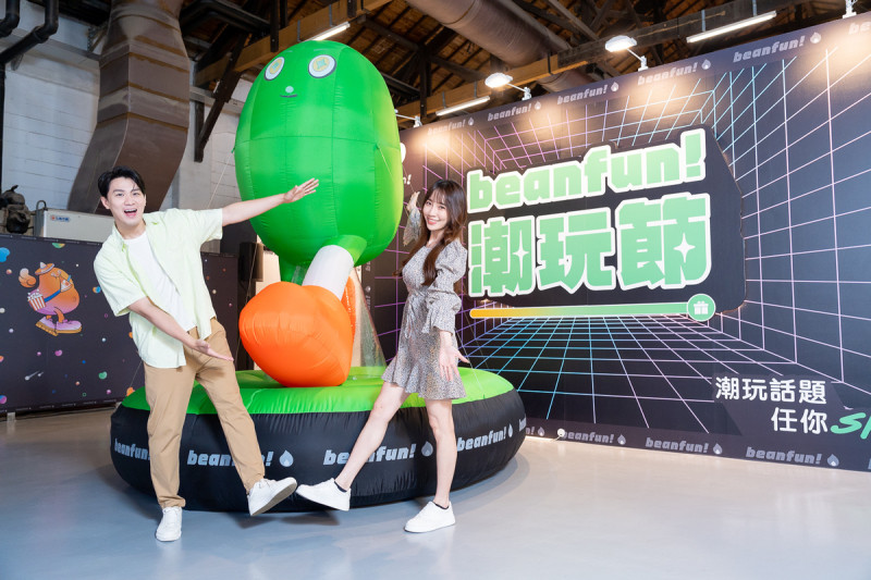 三公尺高超萌吸睛氣球裝置，以 beanfun! 「萌豆」形象等比例打造，可愛度直接爆棚！ 圖：橘子集團/提供