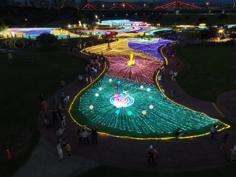 彩光點點的蝴蝶公園。   圖：新北市高灘處提供