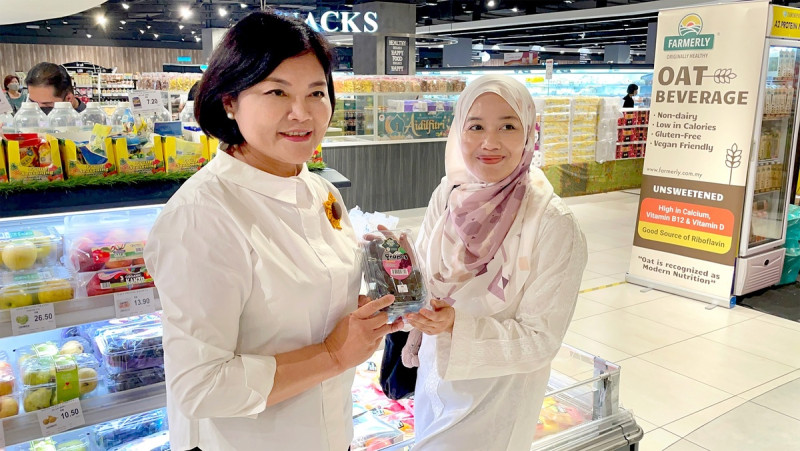 張麗善縣長把雲林葉菜類透過海運方式賣到新加坡，讓新加坡的消費者品嚐來自雲林優質的新鮮蔬菜產品。   雲林縣政府/提供