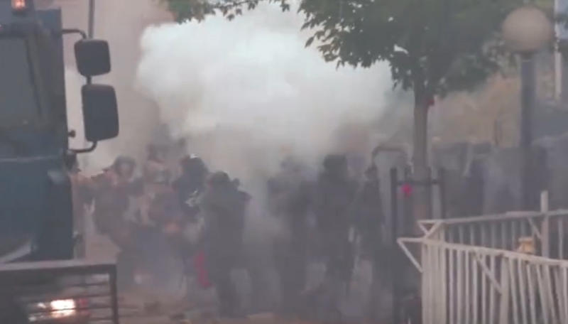 在科索沃的北約部隊發射催淚彈，阻止塞爾維亞族的抗議群眾。   圖：翻攝自世面