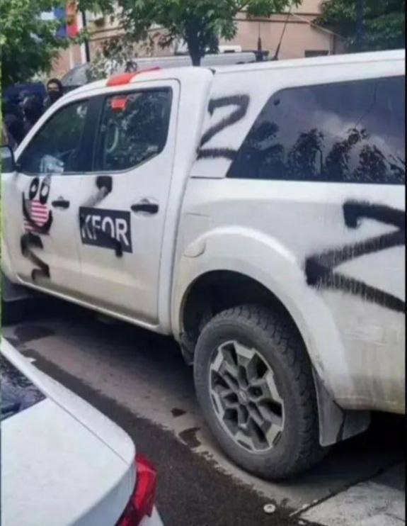 還有抗議者為發洩不滿，在北約部隊的車輛上亂畫一通。   圖：翻攝自推特帳號NOELREPORTS