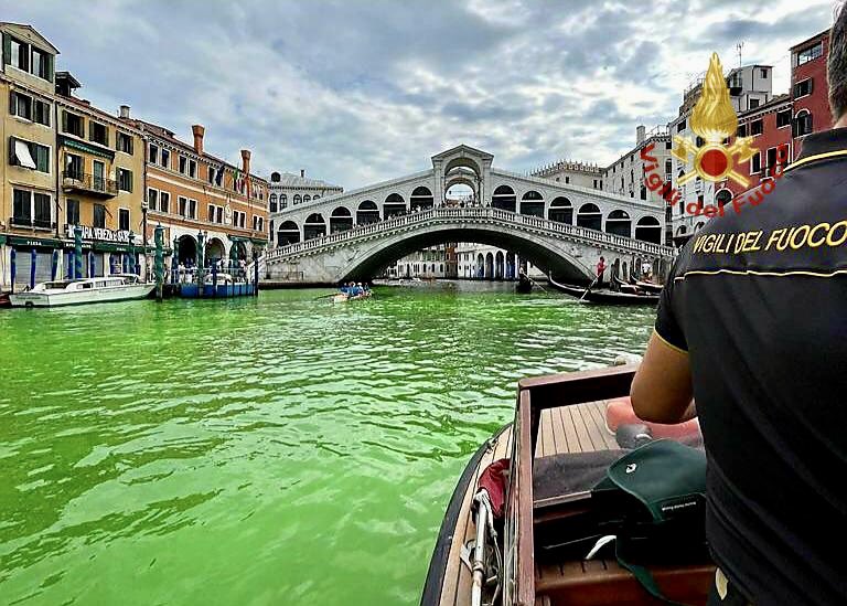 義大利「水都」威尼斯運河里阿爾托橋附近河段，28日出現詭異的「螢光綠」。   圖：翻攝@vigilidelfuoco推特