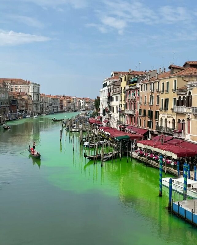 義大利「水都」威尼斯運河里阿爾托橋附近河段，28日出現詭異的「螢光綠」。   圖：翻攝@Monica09058845推特