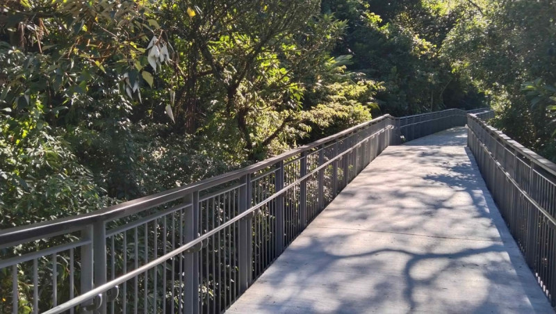 十分友善步道以平緩的坡道取代階梯，讓民眾能更輕易接觸大自然。   圖：新北市觀旅局/提供
