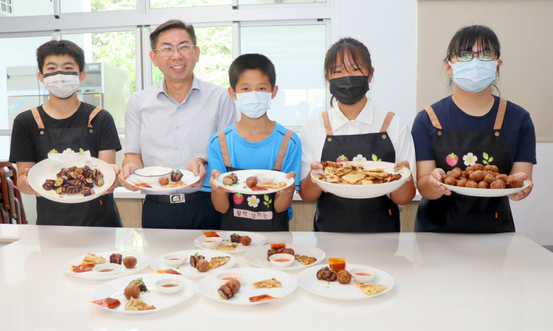 校長李安世(左二)與應屆畢業生端出豐富菜色。   圖：高雄市教育局提供