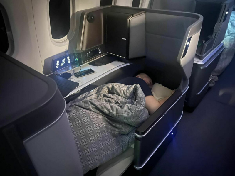 Joeman在飛機上睡的非常熟。   圖：翻攝自FB/阿滴英文