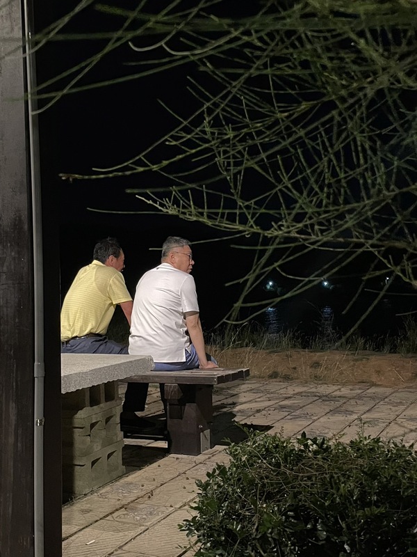 鴻海創辦人郭台銘昨晚找民眾黨總統候選人柯文哲在金門看海、談天。   圖：民眾 / 提供