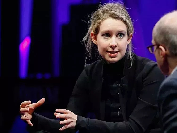 曾被譽為是蘋果創辦人賈伯斯第二的伊莉莎白·荷姆斯（Elizabeth Holmes），19歲輟學後創辦血液檢測公司「Theranos」，公司市值一度高達90億美元。   圖：翻攝自雪球網