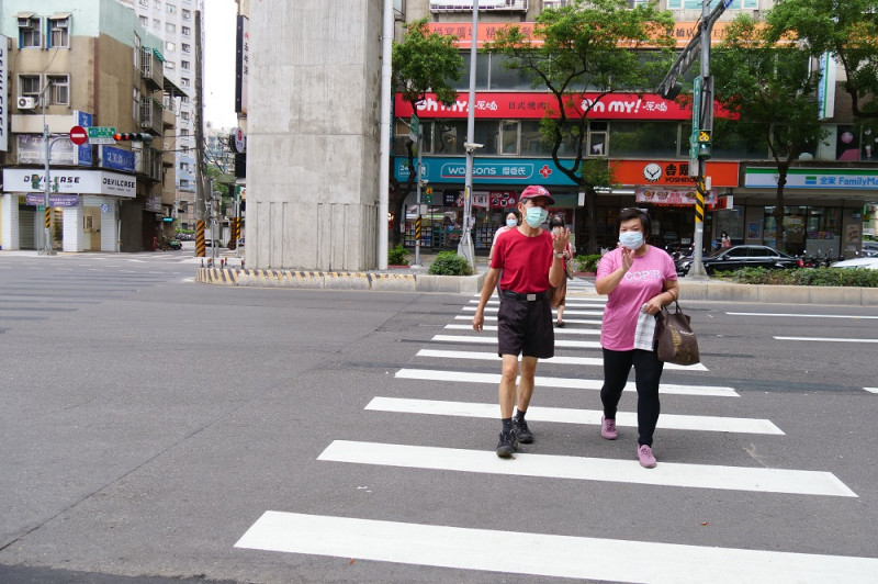 文化路1段與陽明街口行人穿越道退縮。   圖：新北市交通局提供