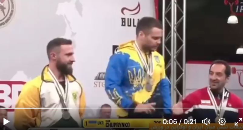 30 日，於南非舉行的舉重世界錦標賽上，烏克蘭選手楚普倫科（Ivan Chuprinko）拒絕與伊朗運動員握手。   圖：翻攝自推特帳號 @nexta_tv