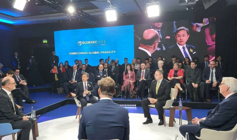 外交部政務次長李淳在「布拉提斯拉瓦論壇 」以「烏克蘭和台灣：何以全球團結至關重要」為題發表演說及座談。   圖：外交部提供