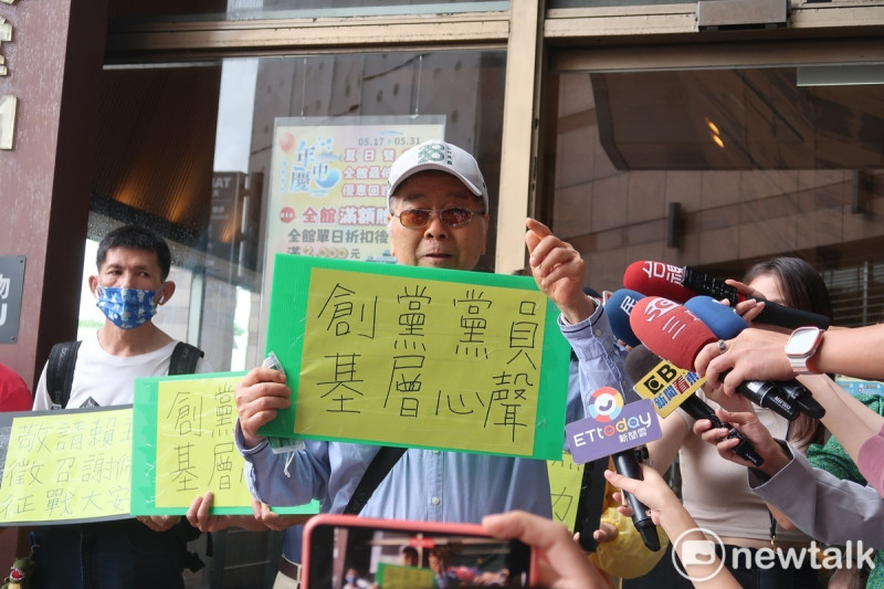 民進黨創黨黨員鍾朝雄等人到黨中央反對大安區提名苗博雅。   圖：林朝億/攝