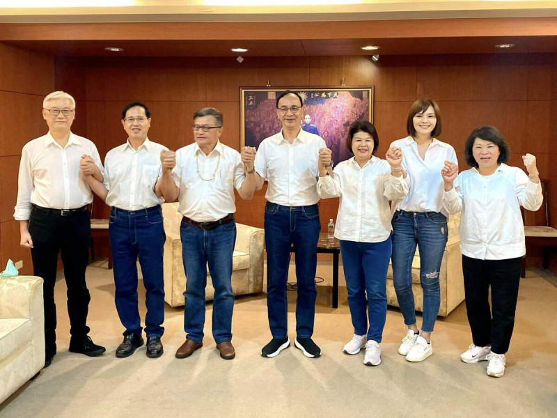 嘉義市議員張秀華（右三）獲國民黨中常會正式提名參選立委。   圖：取自張秀華臉書