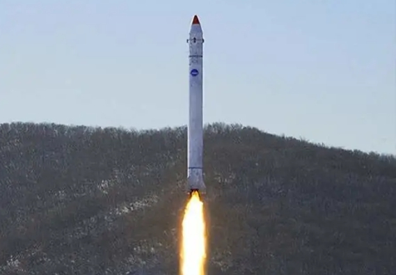 北韓之前試射一枚軍事偵察衛星，但由於技術原因導致發射失敗，火箭墜入大海。   圖 : 翻攝自朝中社