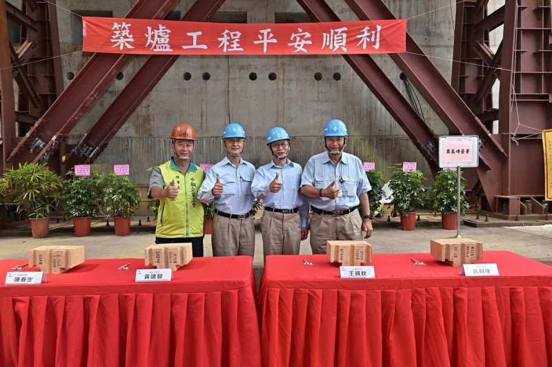 翁朝棟、王錫欽、黃建智及陳春生(右至左)祈求築爐工程平安順利。   圖：中鋼公司提供