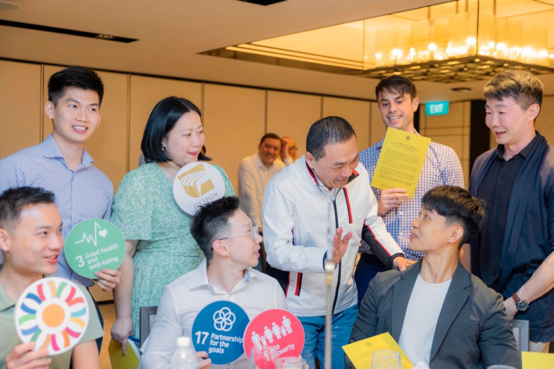 「2023與市長有約-綠色藍圖新創之夜」，侯友宜與新加坡青年分享新北VLR， 交流永續能源、經濟、民生等議題。   圖：新北市秘書處提供