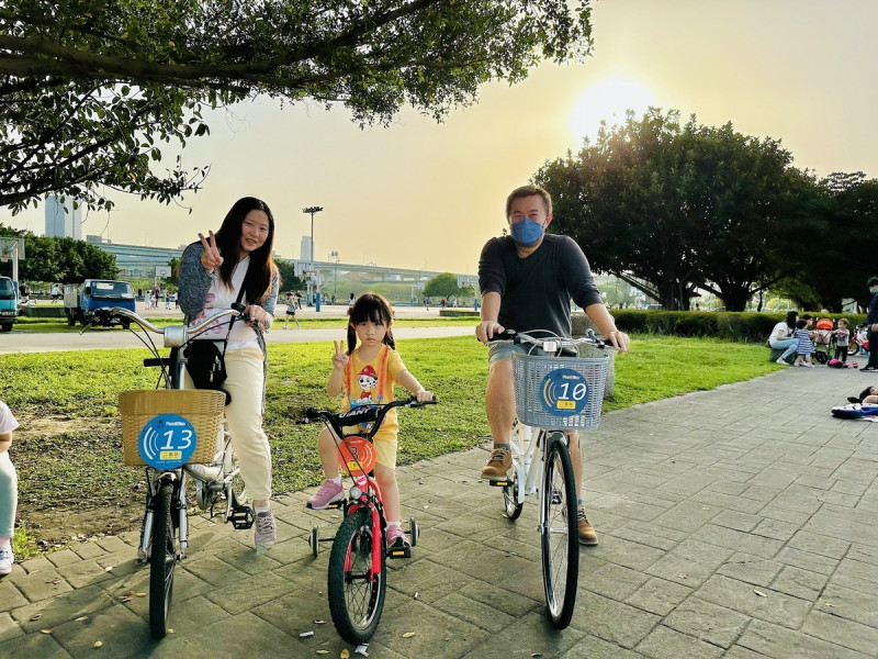 邀請民眾在這專屬自行車的節日裡賞遊河濱，全家騎車樂逍遙。   圖：新北市高灘處／提供