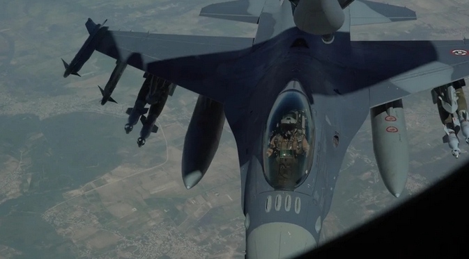  美製F-16IQ 戰鬥機在伊拉克上空進行加油補給。   圖 : 翻攝自虹攝庫爾斯克