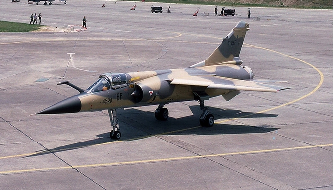 伊拉克強人海珊時代的老舊戰機。 圖 : 翻攝自虹攝庫爾斯克