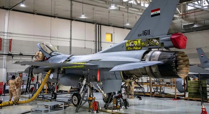  美製F-16IQ 戰鬥機在伊拉克空軍機棚進行維修。   圖 : 翻攝自虹攝庫爾斯克