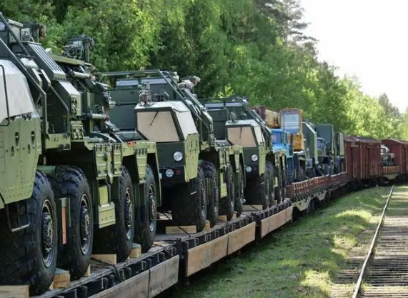 烏軍用鐵路將大批裝甲車運往前線。   圖 : 翻攝自騰訊新聞