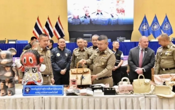 泰國警方抓加密貨幣詐騙犯當場查獲現金超過 1,500 萬銖、房產地契、暴力熊 （Bearbrick，一款玩具） 14 只，及多個國際名牌包。 圖 : 翻攝自泰國警方