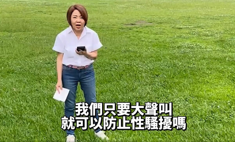 于美人到民進黨中央黨部對面的華山大草坪「練習大叫」。   圖：翻攝于美人臉書