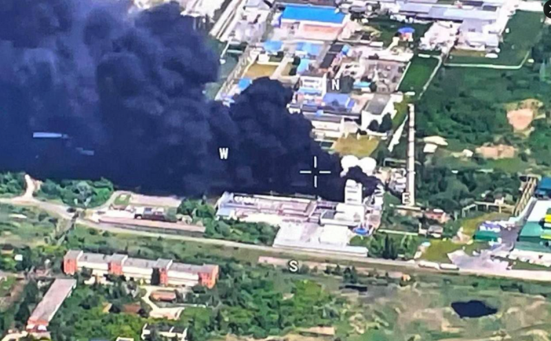 一間位於舍別基諾區的摩諾克里斯工廠，在交火中被摧毀。   圖：翻攝自 NOELREPORTS 推特