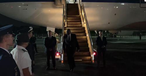 美國國防部長奧斯汀（右二）1日晚間抵達新加坡，參加「香格里拉對話」，重申美國將繼續支持在印太地區的夥伴，並爭取自由開放的印太願景。   圖：翻攝自奧斯汀臉書