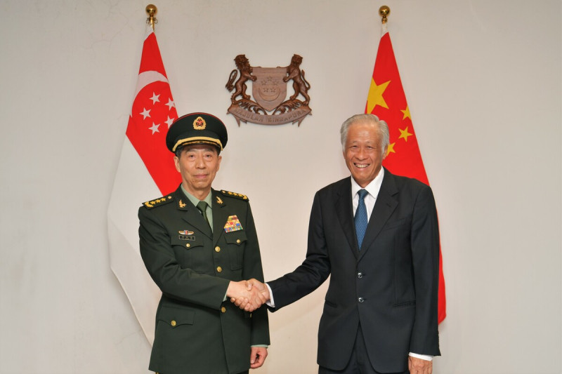 中國新任國防部長李尚福（左）提早抵達新加坡，與星國防長黃永宏會面。   圖：翻攝自黃永宏推特