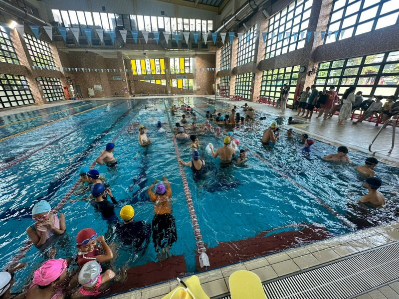 五股運動中心推出使用青春動滋劵購買游泳池享樂卡，平均游一次只要50元。   圖：新北市體育處提供