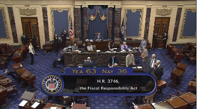 美國參議院以 63 票贊成；36 票反對通過了債務上限法案，成功地解除了美國政府債務危機。   圖 : 翻攝自美國國會頻道