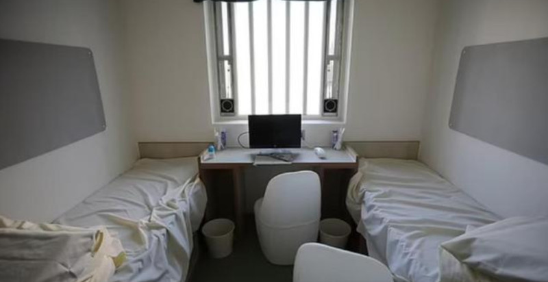 伯文監獄造價 2.5 億英鎊，可容納 2,100 人，主要用於關押成年男性罪犯。牢房是帶有獨立廁所的單人間或多人間，均配有電腦、電視和電話。   圖 : 翻攝自知乎