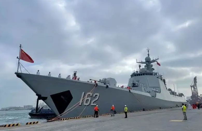 中國052D南寧艦訪問阿聯酋。   圖：翻攝自第一軍情。