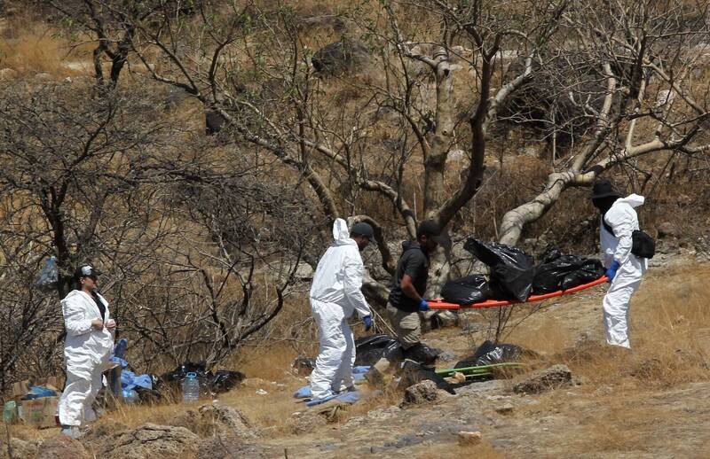 墨西哥警方在搜尋失蹤者期間，於「Mirador del Bosque」峽谷發現 45 個裝有人類遺骸的袋子。   圖：達志影像/美聯社