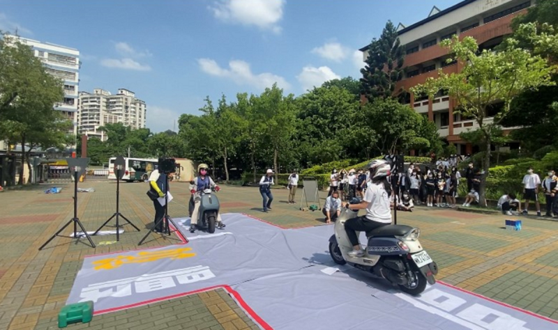 活動尾聲讓同學們親自體驗騎機車通過無號誌路口，同學們個個躍躍欲試。   圖：台北區監理所提供