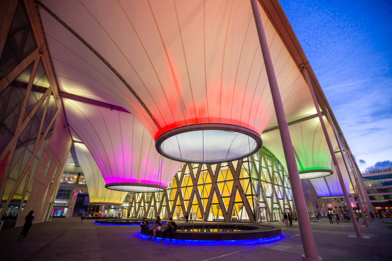 大東藝術文化中心夜間燈光噴泉絢爛奪目。   圖：高雄市觀光局提供
