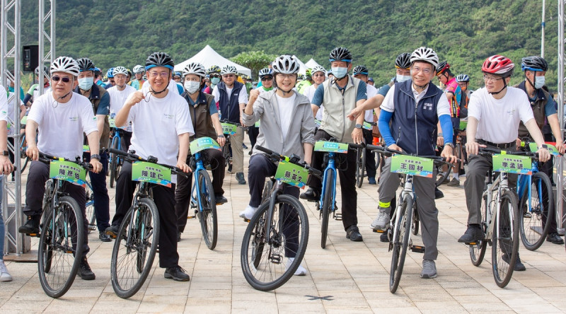 總統蔡英文、行政院長陳建仁等人3日上午前往基隆出席「2023世界自行車日全台環騎活動」   圖：總統府提供