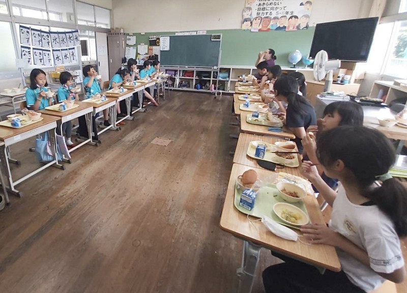 台日學生共用營養午餐。   圖：高雄市興達國小提供