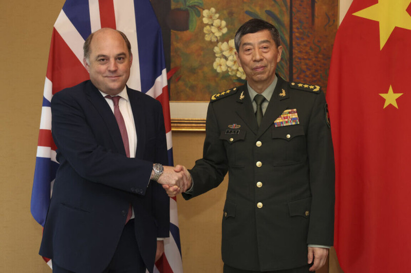 英國防相華勒斯（左）3日在新加坡「香格里拉對話」期間與中國防長李尚福（右）舉行雙邊會談。   圖片來源:英國國防部提供