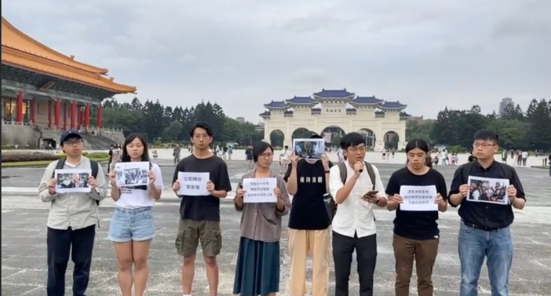 台大研究生協會今（4日）於自由廣場前聲援劉家儀，訴求「立即釋放劉家儀、台大校方應表態、譴責港警濫捕、還我香港自由」。   圖：截自台大研究生協會臉書