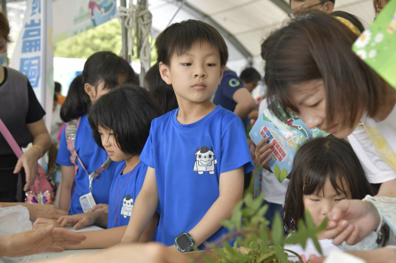 小朋友參加世界環境日園遊會，專注地進行各項體驗。   圖：新北市教育局提供