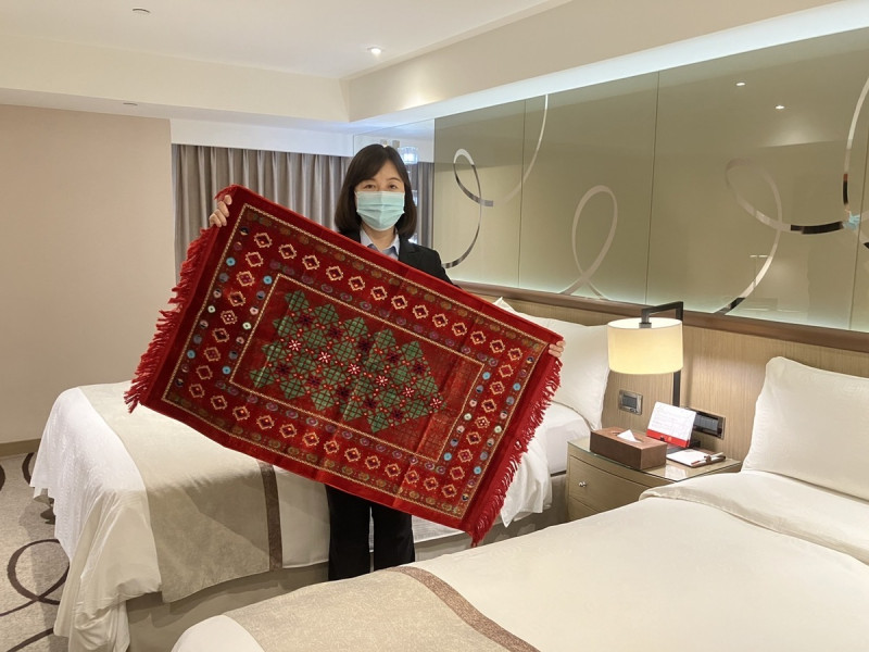 旅館房間提供禮拜毯供穆斯林旅客使用。   圖：高雄市觀光局提供