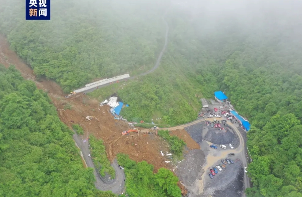 4 日上午 6 時許，四川省樂山市金口河區永勝鄉鹿兒坪國有林場附近發生高位山體垮塌。   圖 : 翻攝自央視新聞