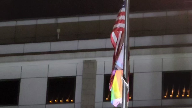 美國駐港、澳總領事館，在每扇窗戶都放置電子蠟燭。   圖：翻攝自推特用戶「李老師不是你老師」
