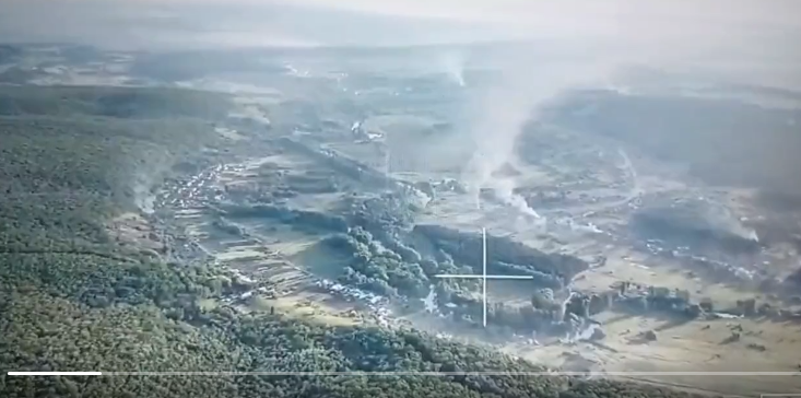 俄國別爾哥羅德州新塔沃爾然卡鎮附近爆發激戰，白煙壟罩著整個新塔沃爾然卡鎮。   圖：翻攝自推特用戶「Getty」