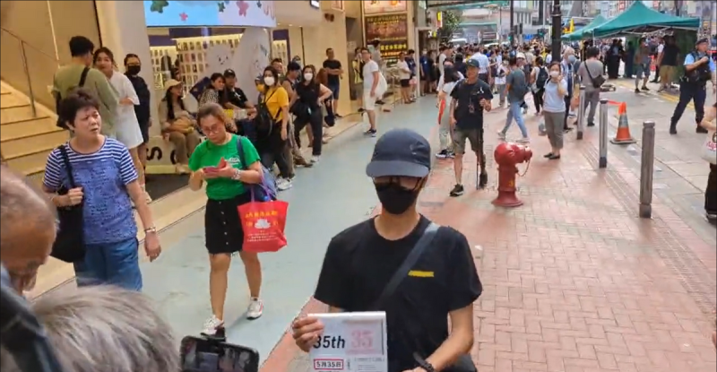 香港有一位民眾，向媒體展示一本封面印有「5 月 35 日」文字的書，以幽默方式諷刺中國不願面對天安門事件的態度，隨後就被警察帶走。   圖：翻攝自李老師不是你老師推特