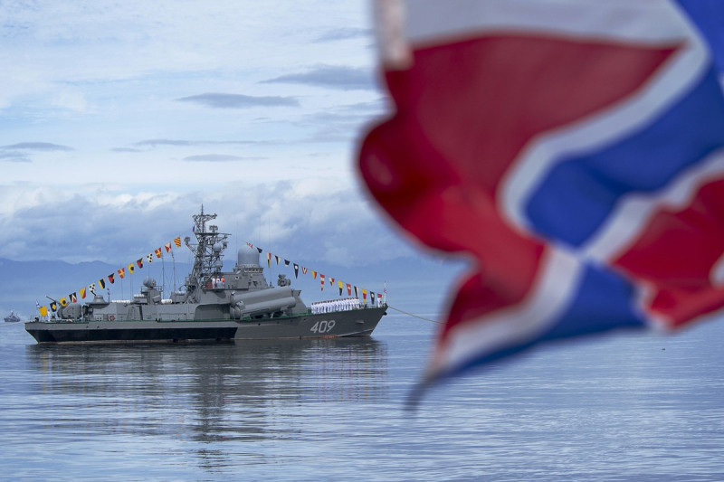 俄羅斯太平洋艦隊自今天(5日)起在日本海及鄂霍次克海展開15天的「遠海區」作戰實兵演習。   圖：翻攝@Trollstoy88推特