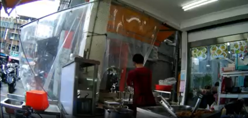 北投志明牛肉麵店被一名外送員指控用抹布水煮麵，影片曝光引發網友的憤怒和不滿。   圖：翻攝自《爆料公社》
