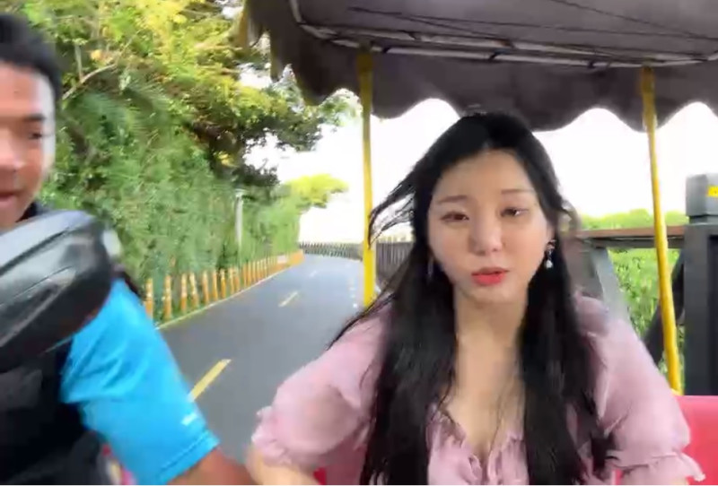 南韓一名女實況主日오세블리日前來台灣旅遊，突遭一名台灣男子伸出鹹豬手。   圖：翻攝自直播
